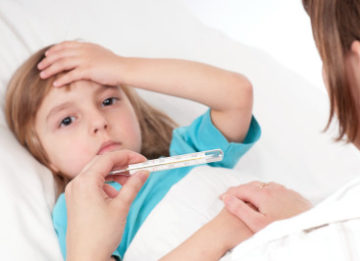 Чем лечить больное горло и высокую температуру у ребенка?