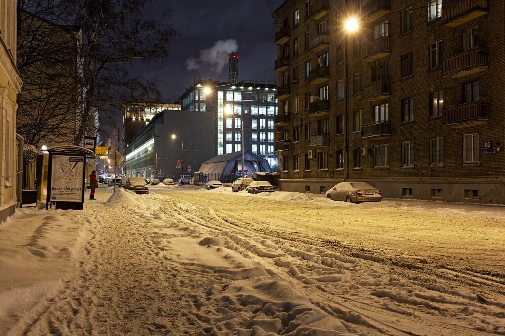 Заснеженная городская улица (Москва) — тематическая иллюстрация
