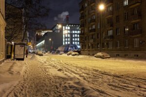 Заснеженная городская улица (Москва) — тематическая иллюстрация