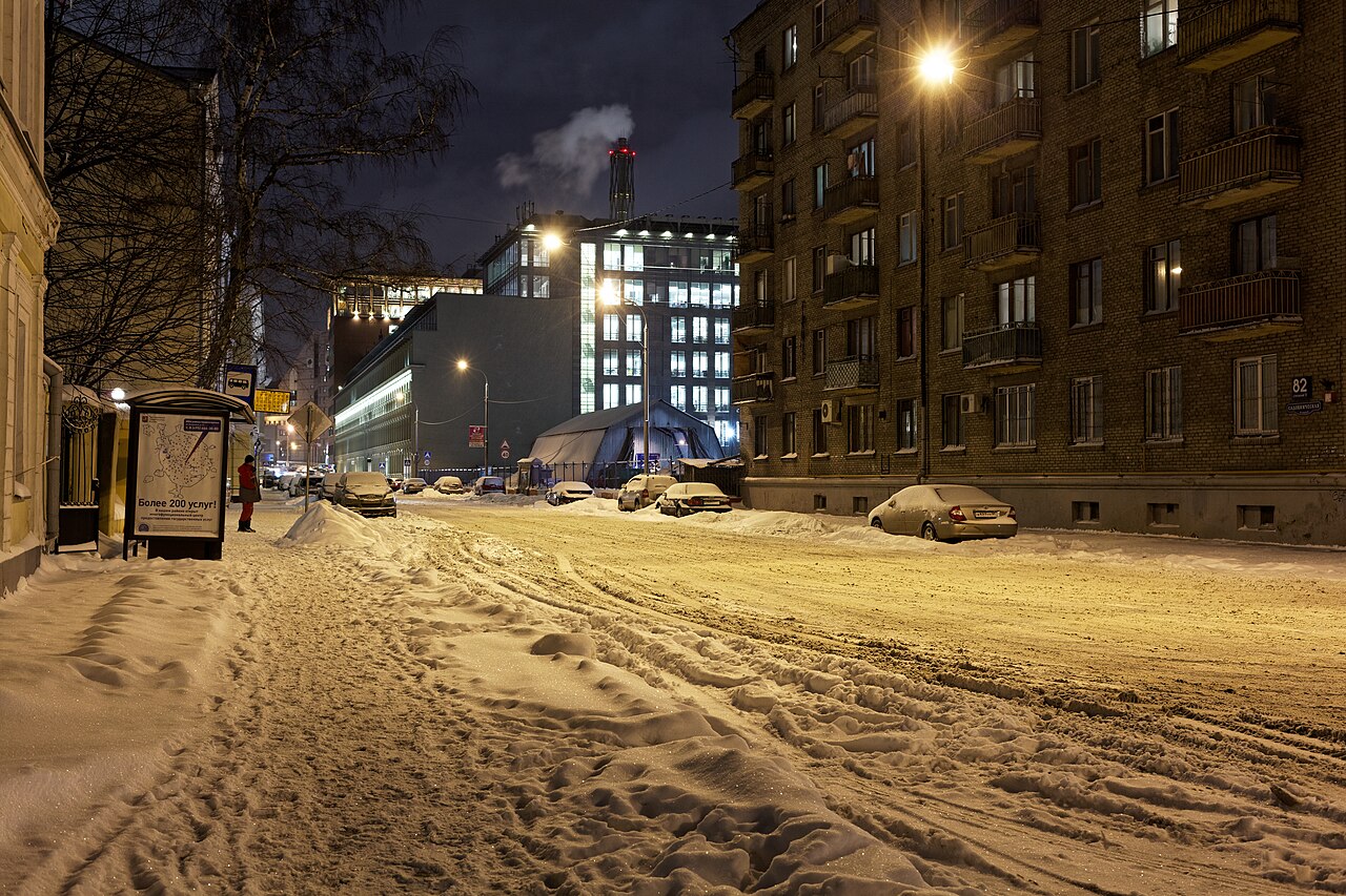 Заснеженная городская улица (Москва) — тематическая иллюстрация